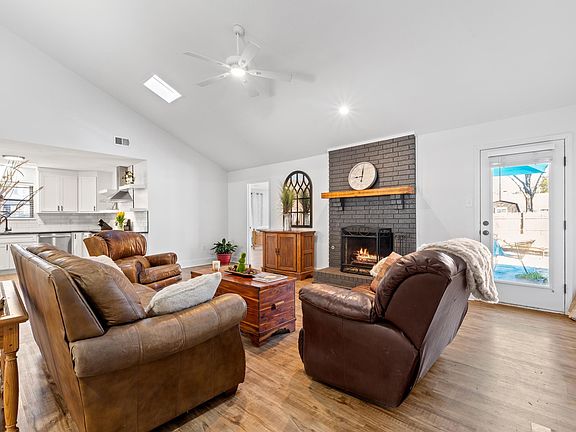 5th image of 15 Covewood Dr