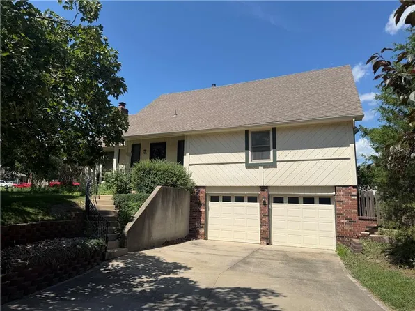 401 N Adams St, Raymore, MO 64083