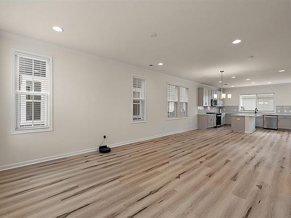 2nd image of 616 Southview Ln
