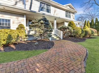 435 Luptons Point Rd, Mattituck, NY 11952