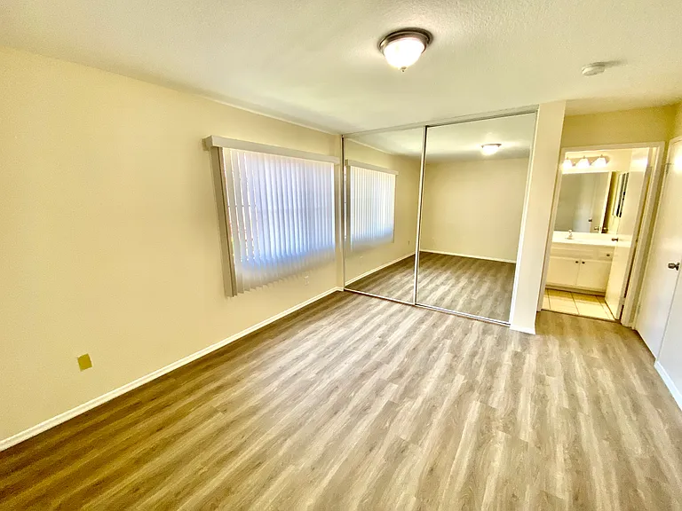 553 W 22nd St #2 — Photo 19