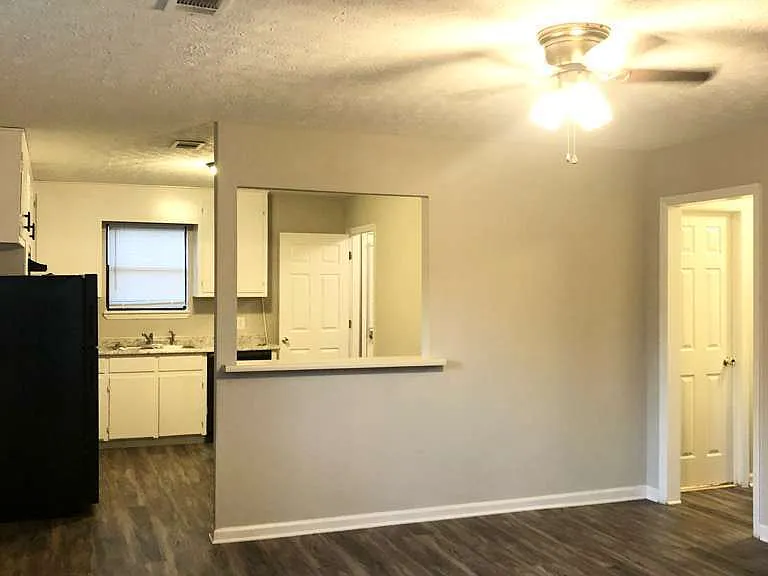 212 E Paces Dr — Photo 3