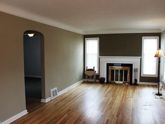 3rd image of 4463 W 210th St