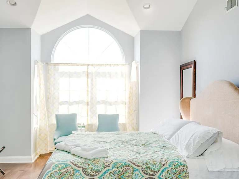 Large 3rd floor bedroom