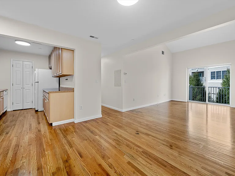 10-12 Chestnut St #304A — Photo 10