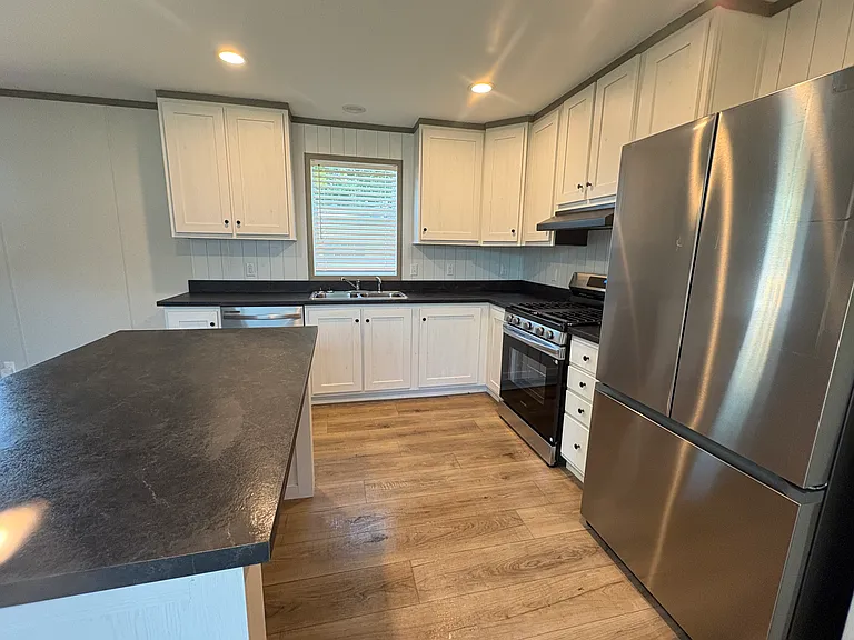 437 Selkirk Dr — Photo 2