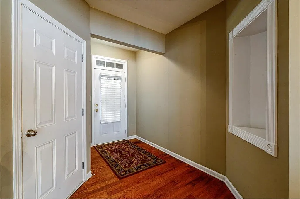 3 bed, 2.5 bath, 1980 sqft, $2,500 — Photo 2
