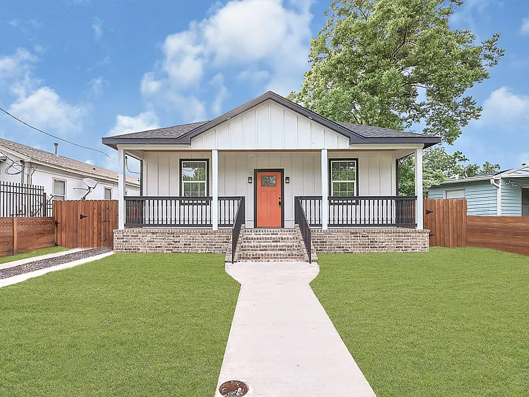 2412 Lucas St — Photo 1