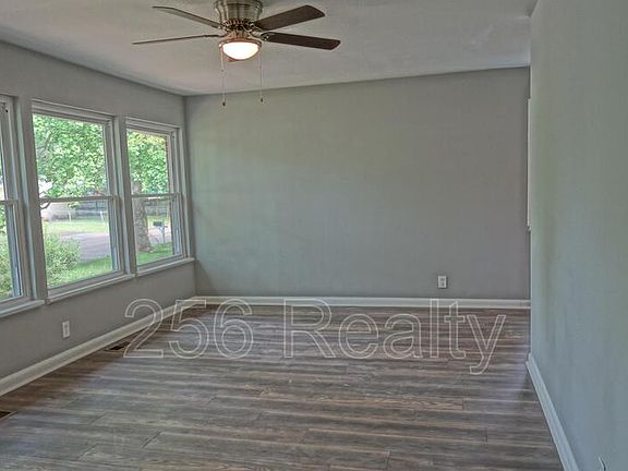 4th image of 2927 Holiday Dr SW