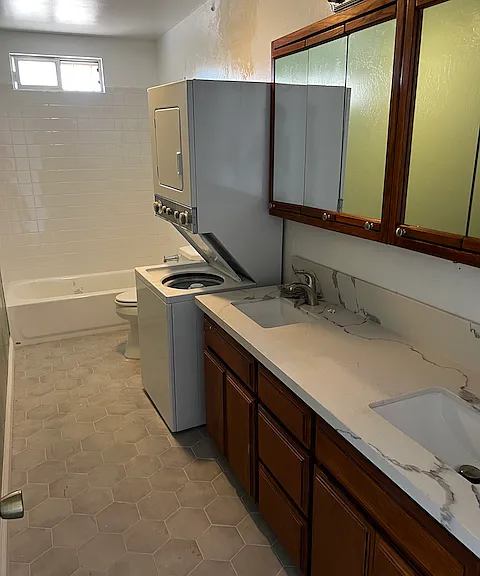 Double bathroom with In-Unit laundry