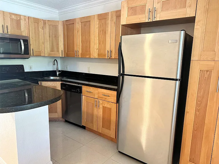 660 NE 11th Ave #202 — Photo 3