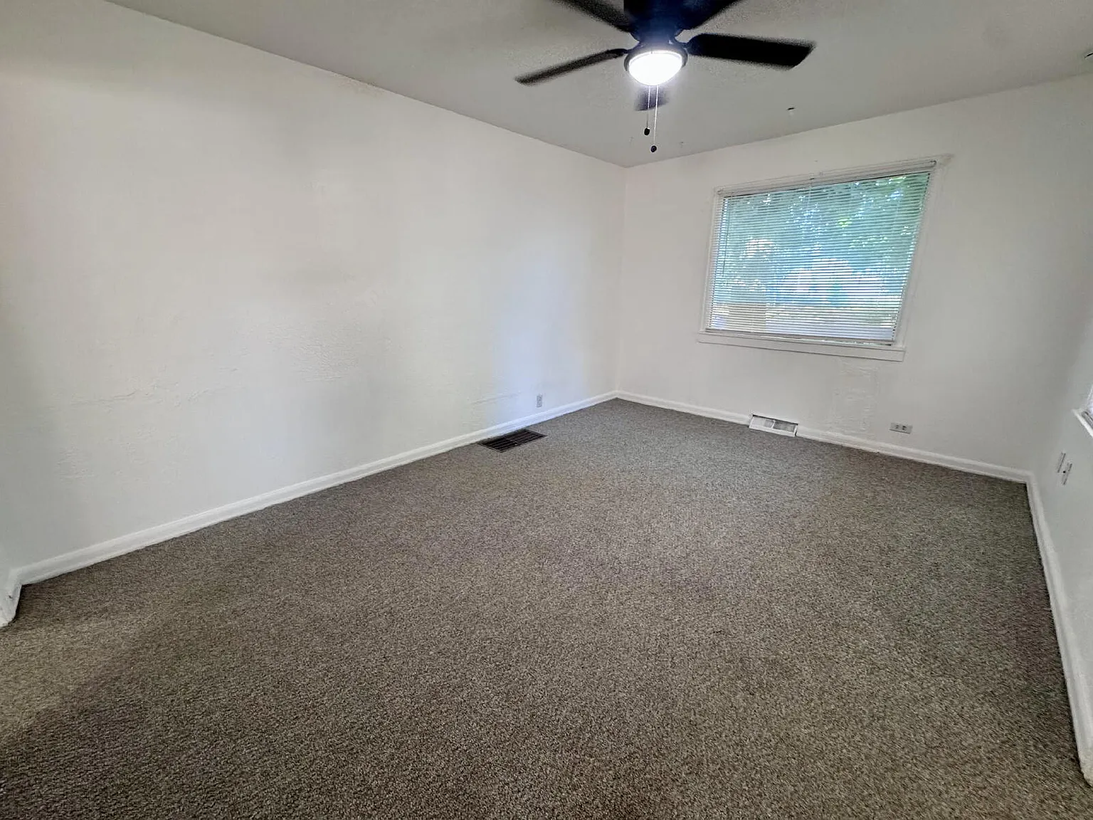 Charming 2-Bedroom Retreat in Englewood — Photo 4