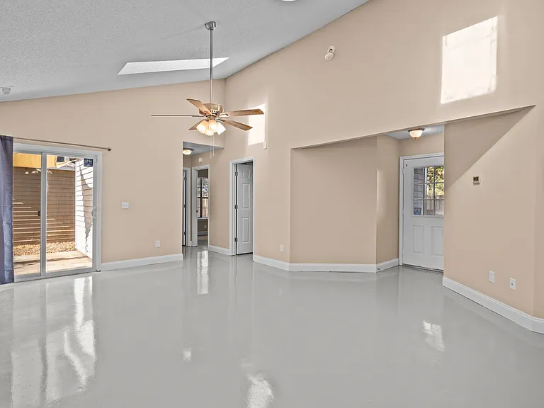1160 Shipyard Blvd — Photo 5