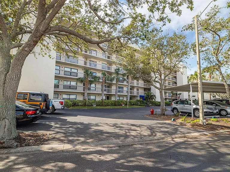 1316 Pasadena Ave S #204 — Photo 1