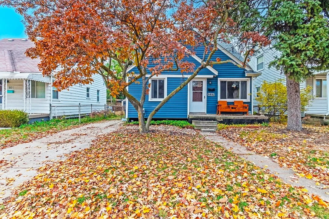 3 bed, 1.5 bath, 1049 sqft, $2,500 — Photo 1