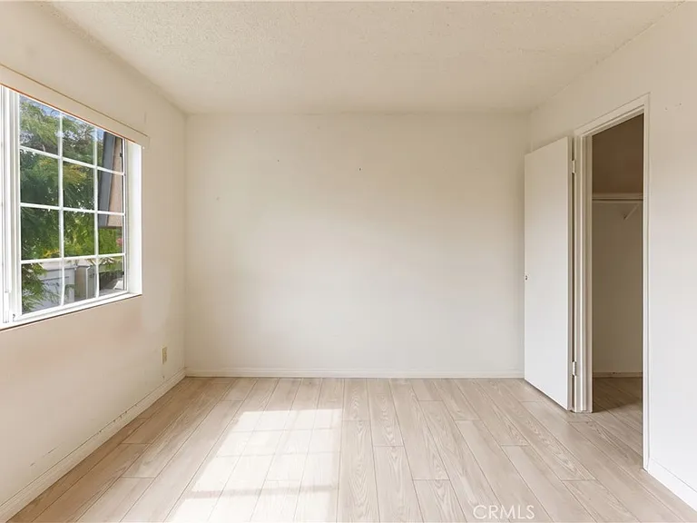 19111 Hamlin St — Photo 19