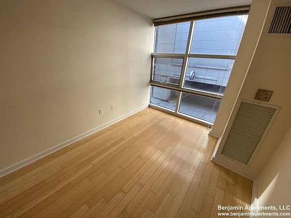 3rd image of 40 Boylston St Unit 3C
