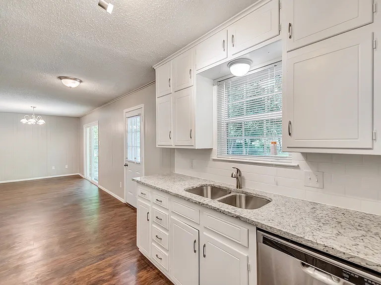 2833 Kingsbury Ave — Photo 11