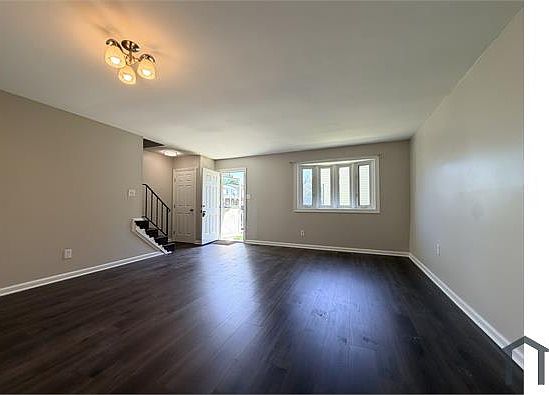 2nd image of 494 Kenilworth Ct