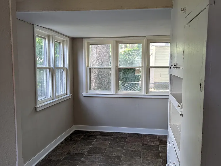 1609 S Barrett Ave — Photo 7