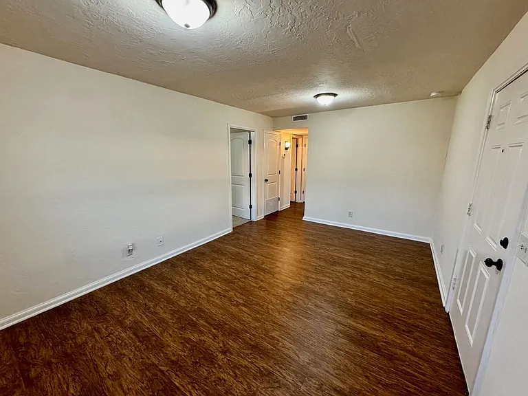 Renaissance Park Apartments — Photo 2