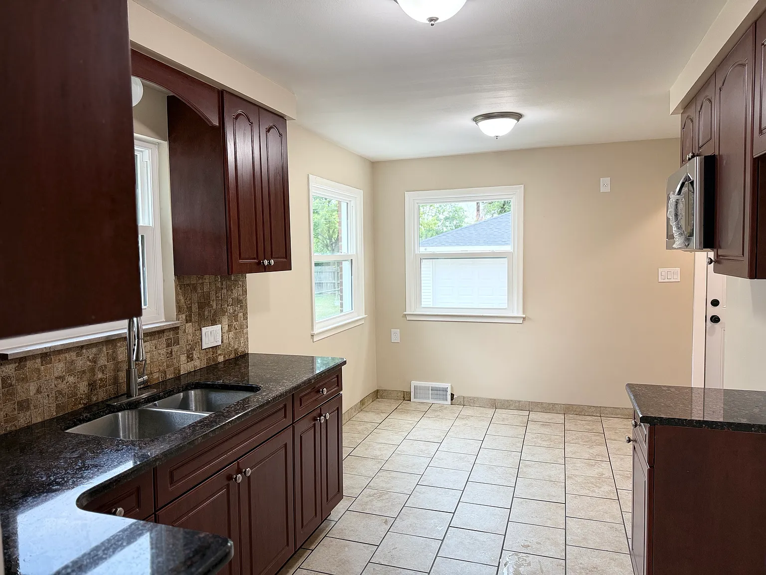 3 bed, 1.5 bath, 1194 sqft, $2,400 — Photo 2