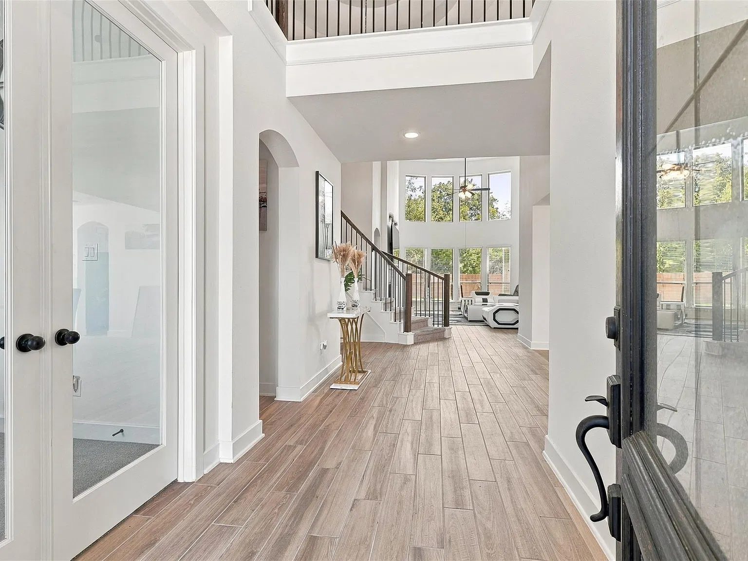 5 bed, 4.5 bath, 3701 sqft, $4,700 — Photo 2