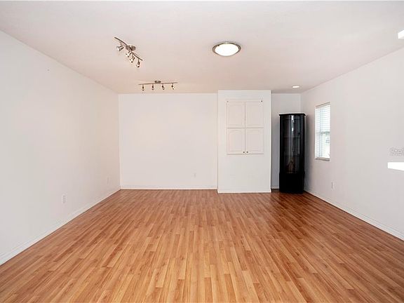 4th image of 2218 Valleybrook Ave