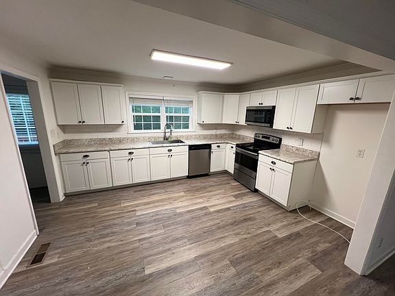 3rd image of 1577 Akins Dr
