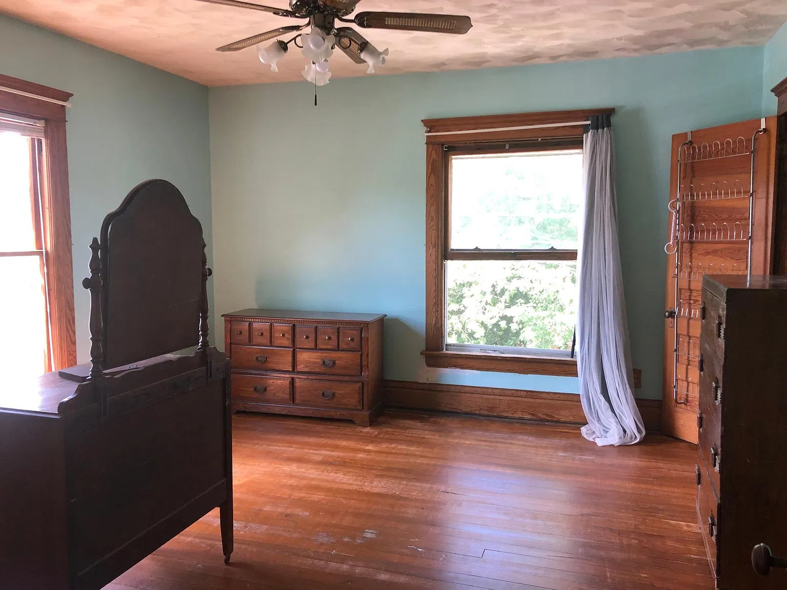3 bed, 1.5 bath, 2000 sqft, $1,200 — Photo 2