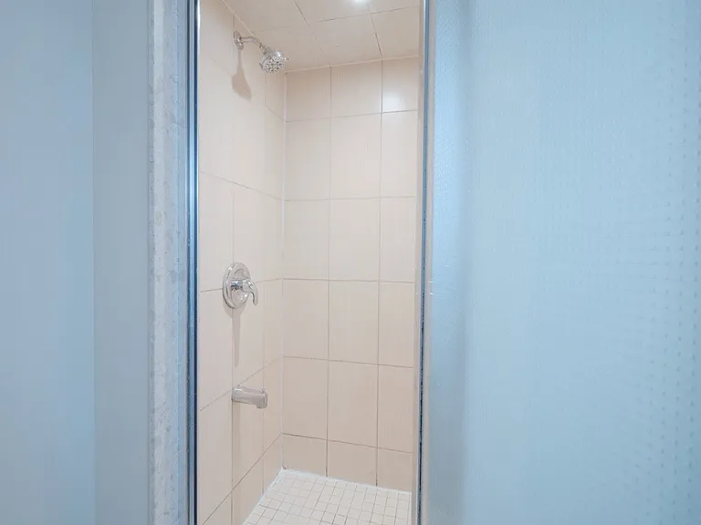 56 Corby Cres #LOWER — Photo 9