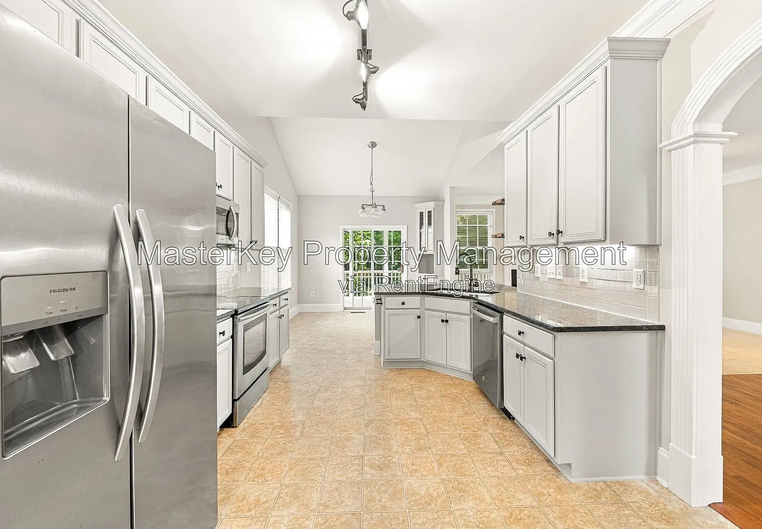 4 bed, 2.5 bath, 2543 sqft, $2,600 — Photo 3