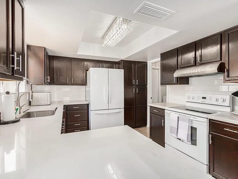 6326 E Carolina Dr — Photo 2