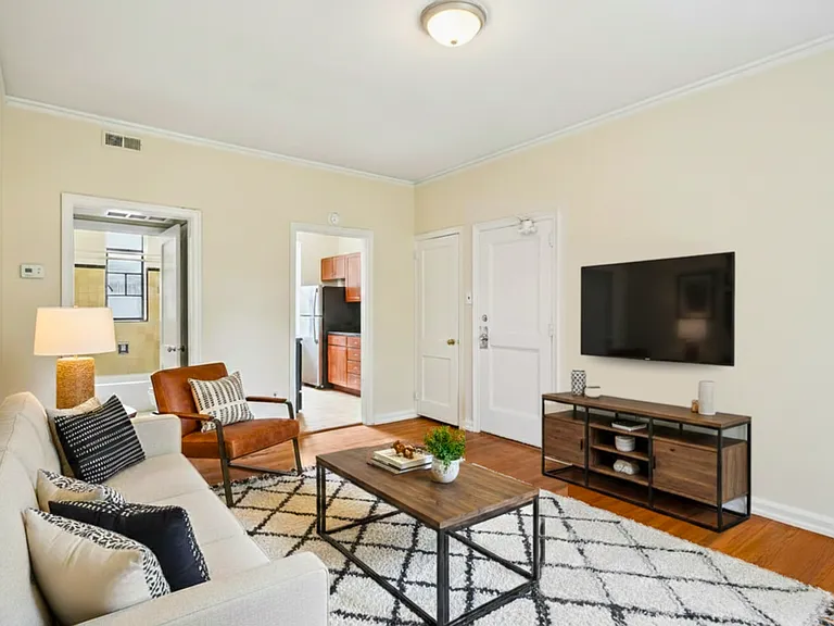 Cameron Court Apartments — Photo 9