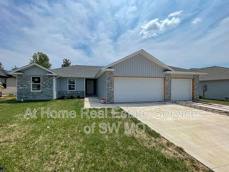 202 Rosalie St — Photo 1