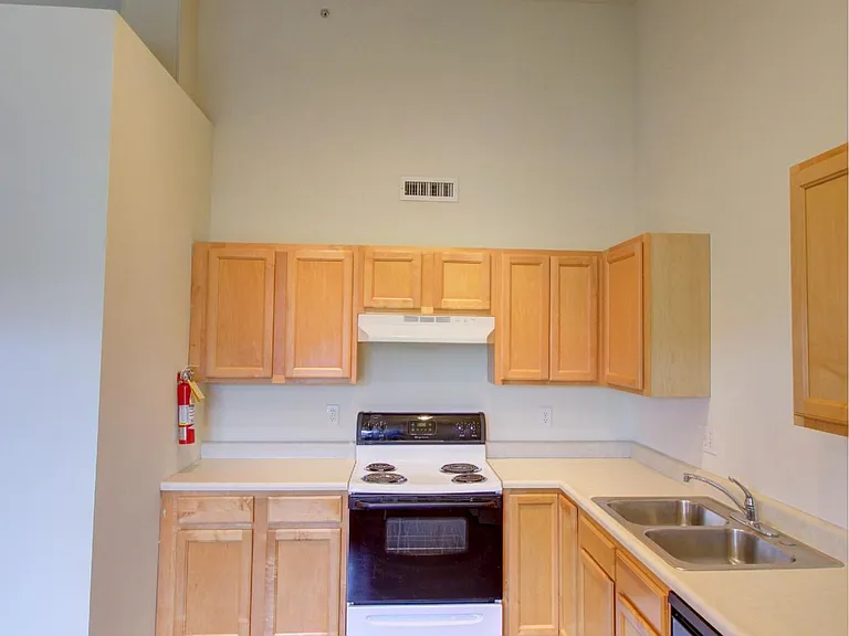 Scholar's Quad Collegiate Apartments — Photo 24
