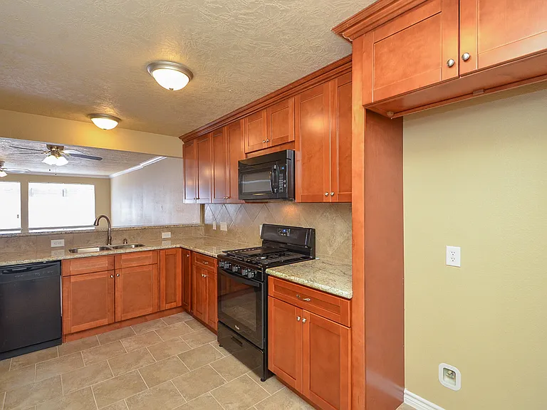 15337 Falmouth Ave — Photo 3