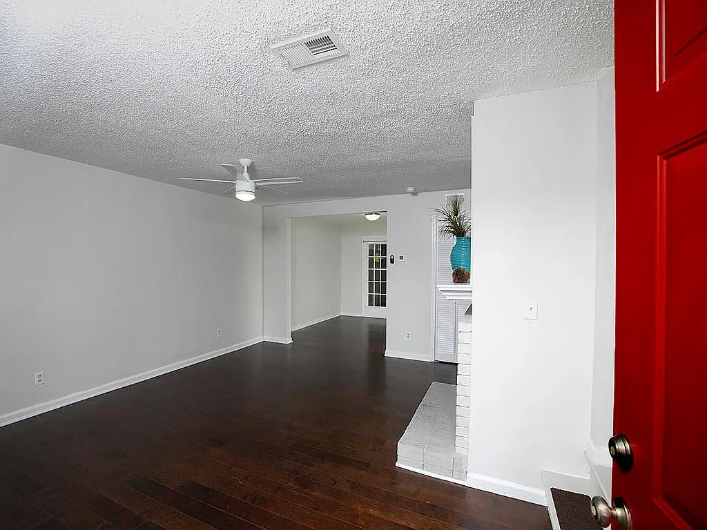 2 bed, 2.5 bath, 1240 sqft, $2,000 — Photo 3