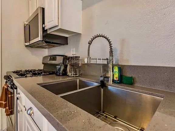 4th image of 4834 Castle Ave #4