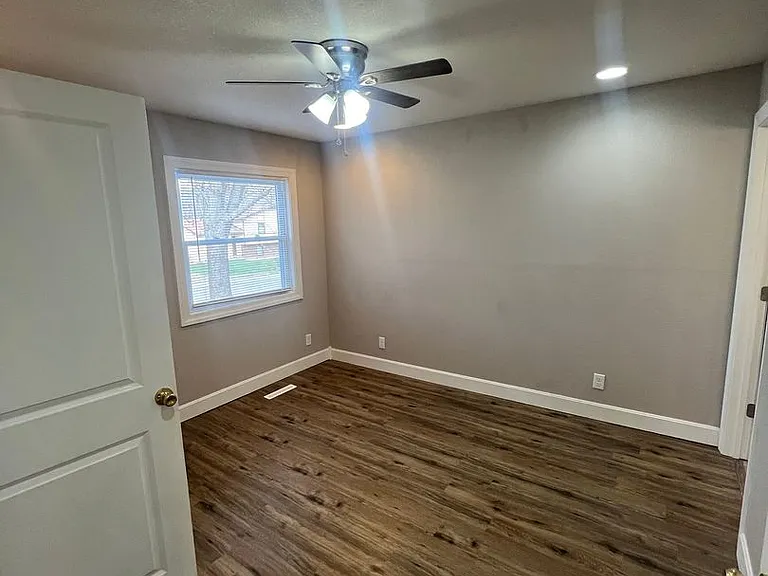 804 N Oak St — Photo 13