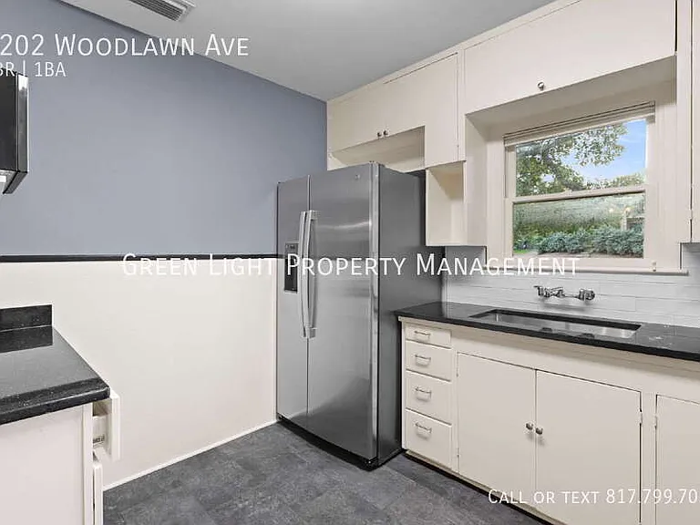 1202 Woodlawn Ave — Photo 11