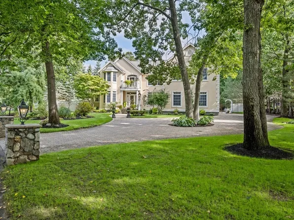 117 Pigeon Ln, Waltham, MA 02452