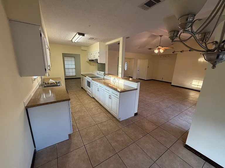 2104 Colonial Dr — Photo 7