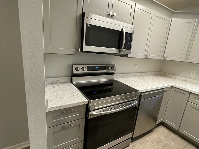 719 Green St #301 — Photo 6