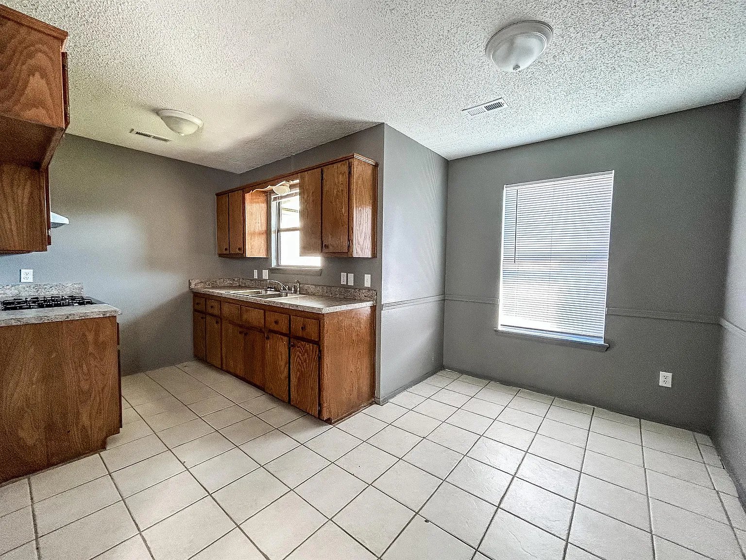 112 Saskatchewan Street - 1 — Photo 4