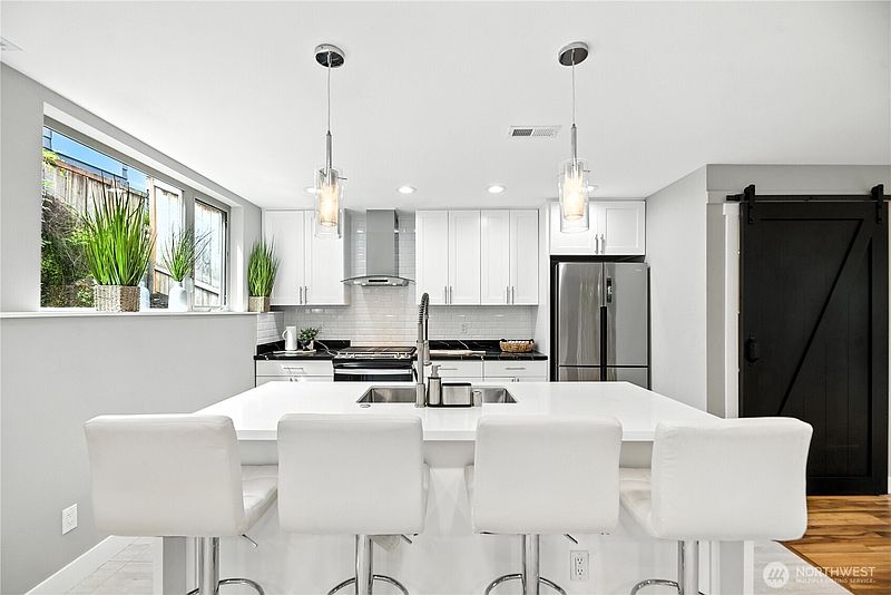 3rd image of 8221 S 121st Street