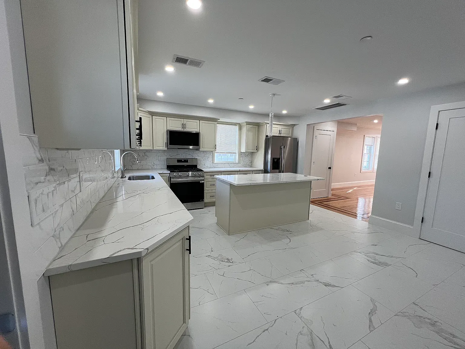 4 bed, 3.5 bath, 1850 sqft, $4,600 — Photo 4