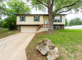 1905 Raintree Dr, Imperial, MO 63052