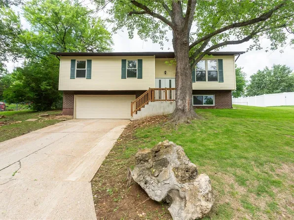 1905 Raintree Dr, Imperial, MO 63052