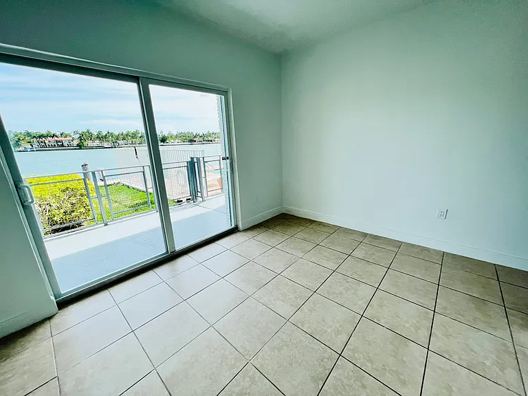944 Bay Dr #7 — Photo 17
